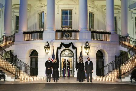 US-Präsident Joe Biden (l.), First Lady Jill Biden, Vizepräsidentin Kamala Harris und ihr Ehemann Douglas Emhoff gedenken de... US-Präsident Joe Biden (l.), First Lady Jill Biden, Vizepräsidentin Kamala Harris und ihr Ehemann Douglas Emhoff gedenken de...