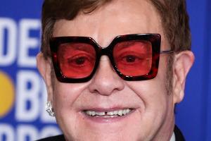 Elton John und Michael Caine: Lustiges Video für die Covid-Impfung