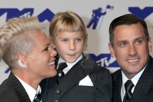 Pink kündigt erste Single mit Tochter Willow Sage an