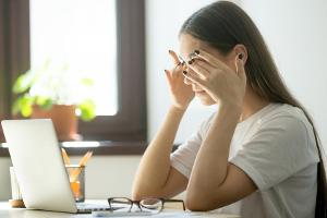 Arbeiten am Bildschirm: Effektive Übungen gegen müde Augen