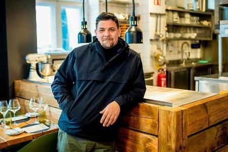 Tim Mälzer muss sich im Staffelfinale mit zwei Köchen messen. Tim Mälzer muss sich im Staffelfinale mit zwei Köchen messen.