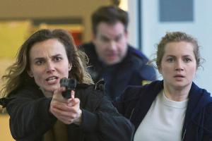 "Tatort: Rettung so nah": Karin Gorniak (Karin Hanczewski, l.) und Leo Winkler (Cornelia Gröschel) mit gezogener Waffe