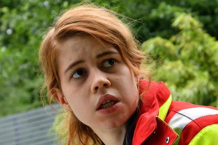 Greta Blaschke (Luise Aschenbrenner) versucht das Leben eines kleinen Mädchens zu retten. Greta Blaschke (Luise Aschenbrenner) versucht das Leben eines kleinen Mädchens zu retten.