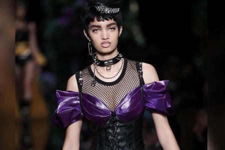 Auch die italienische Modemarke Moschino setzt auf Korsett-Elemente.