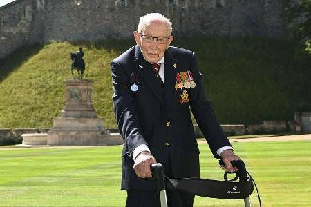 Captain Tom Moore wurde 2020 von der Queen persönlich zum Ritter geschlagen Captain Tom Moore wurde 2020 von der Queen persönlich zum Ritter geschlagen