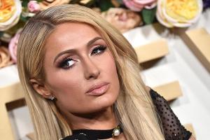 Unter Tränen: Paris Hilton sagt vor Gericht gegen ihr Internat aus