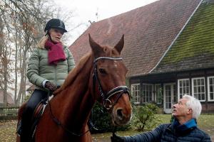 "Rote Rosen": Thomas versucht mit Hilfe seiner Pferdetherapie, Mona Mut zu machen