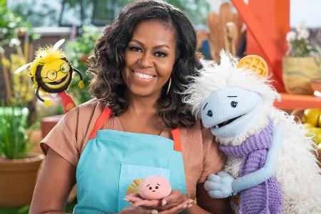 Michelle Obama mit ihren flauschigen neuen TV-Kollegen Waffles und Mochi Michelle Obama mit ihren flauschigen neuen TV-Kollegen Waffles und Mochi