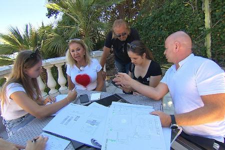 Kleinkrieg auf der Baustelle in Monaco: Shania (li.) und Davina (2.v.re.) sind sich uneinig, wer das schönere Zimmer bekommt Kleinkrieg auf der Baustelle in Monaco: Shania (li.) und Davina (2.v.re.) sind sich uneinig, wer das schönere Zimmer bekommt