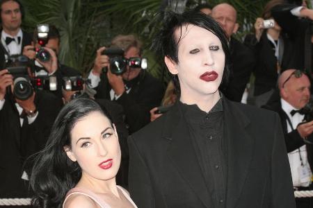 Marilyn Manson und Dita Von Teese waren von 2005 bis 2007 verheiratet und insgesamt sieben Jahre lang ein Paar Marilyn Manson und Dita Von Teese waren von 2005 bis 2007 verheiratet und insgesamt sieben Jahre lang ein Paar