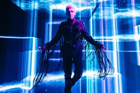 Sänger Bill Kaulitz fliegt im Musikvideo zu Sänger Bill Kaulitz fliegt im Musikvideo zu