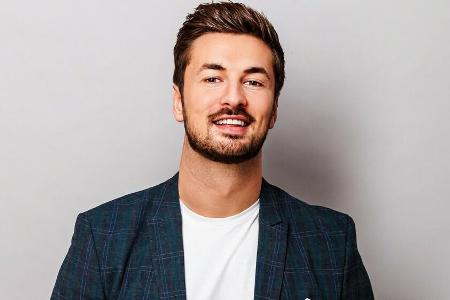 Nicolas Puschmann tritt mit einem Mann bei Nicolas Puschmann tritt mit einem Mann bei