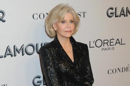 Jane Fonda hat genug davon, ihre Haare zu färben. Jane Fonda hat genug davon, ihre Haare zu färben.