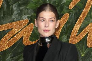 Rosamund Pike stellt klar: "Diese Brüste habe ich nicht"