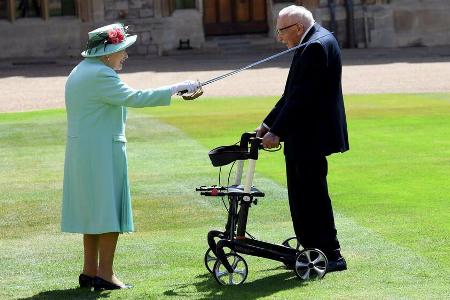 Queen Elizabeth II. schlug Captain Tom Moore zum Ritter. Queen Elizabeth II. schlug Captain Tom Moore zum Ritter.