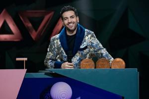 Elyas M'Barek führte im Bademantel durch die letzte Folge der ersten Staffel von "Wer stiehlt mir die Show?" - und gewann er...