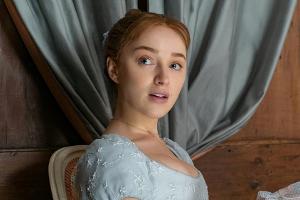 "Bridgerton"-Star Phoebe Dynevor gibt Model-Debüt