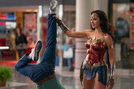 Wonder Woman (Gal Gadot) hat mit einem Schurken leichtes Spiel Wonder Woman (Gal Gadot) hat mit einem Schurken leichtes Spiel