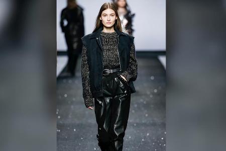 Weite Lederhosen sind im Fashionjahr 2021 Trend. Weite Lederhosen sind im Fashionjahr 2021 Trend.