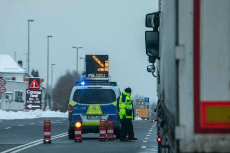 Die Polizei führte vorübergehende Grenzkontrollen zu Tirol und Tschechien ein. Die Polizei führte vorübergehende Grenzkontrollen zu Tirol und Tschechien ein.