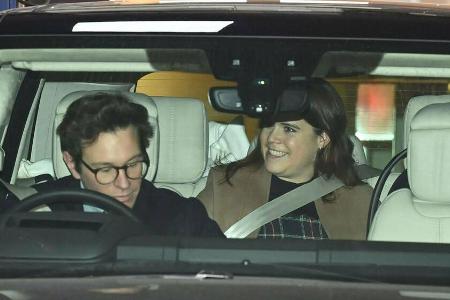 Prinzessin Eugenie und ihr Mann Jack Brooksbank verlassen das Portland Hospital in London. Prinzessin Eugenie und ihr Mann Jack Brooksbank verlassen das Portland Hospital in London.