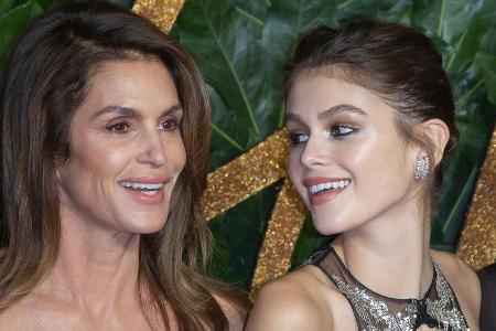 Kaia Gerber (re.) hat die Model-Gene ihrer Mutter Cindy Crawford geerbt. Kaia Gerber (re.) hat die Model-Gene ihrer Mutter Cindy Crawford geerbt.