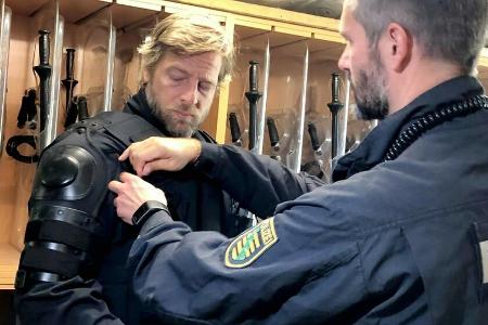 Henning Baum geht unter die echten Polizisten. Henning Baum geht unter die echten Polizisten.