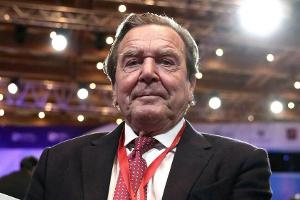 LinkedIn droht Gerhard Schröder mit Sperrung wegen Nacktbildern