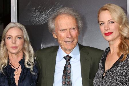 Clint Eastwood mit seiner Partnerin (seit 2014) Christina Sandera (l.) und seiner Tochter Alison Eastwood bei der Clint Eastwood mit seiner Partnerin (seit 2014) Christina Sandera (l.) und seiner Tochter Alison Eastwood bei der