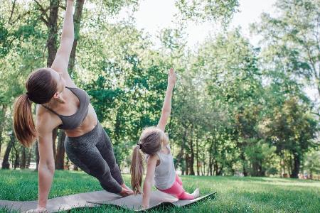 Yoga an der frischen Luft kann gestressten Müttern helfen Yoga an der frischen Luft kann gestressten Müttern helfen