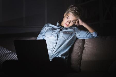 Durch blaues Displaylicht kann die Haut an Spannkraft verlieren. Durch blaues Displaylicht kann die Haut an Spannkraft verlieren.