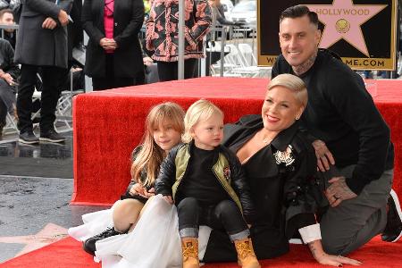 Pink mit ihrer ganzen Familie auf dem Hollywood Walk of Fame Pink mit ihrer ganzen Familie auf dem Hollywood Walk of Fame
