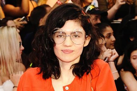 Musikerin und Künstlerin Grimes bietet etwas sehr Persönliches zum Verkauf an. Musikerin und Künstlerin Grimes bietet etwas sehr Persönliches zum Verkauf an.