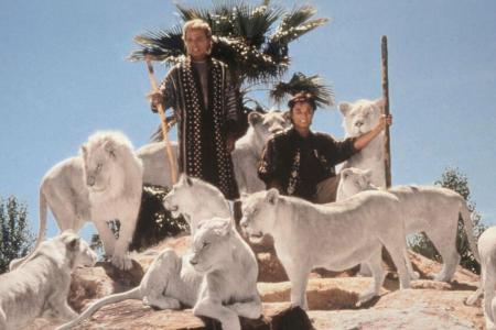 Siegfried Fischbacher (l.) und Roy Horn inmitten ihrer weißen Raubkatzen im Jahr 1999 Siegfried Fischbacher (l.) und Roy Horn inmitten ihrer weißen Raubkatzen im Jahr 1999