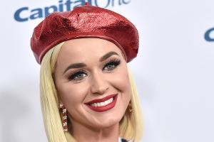 Schwangere Katy Perry bekommt von ihrem Baby den Mittelfinger gezeigt