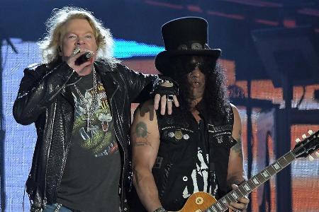 Axl Rose und Slash bei einem Auftritt von Guns N' Roses in Rio Axl Rose und Slash bei einem Auftritt von Guns N' Roses in Rio