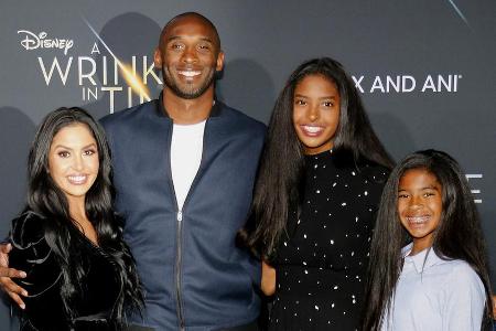Kobe Bryant und seine Tochter Gianna (2.v.r.) starben am 26. Januar bei einem Helikopterabsturz. Kobe Bryant und seine Tochter Gianna (2.v.r.) starben am 26. Januar bei einem Helikopterabsturz.