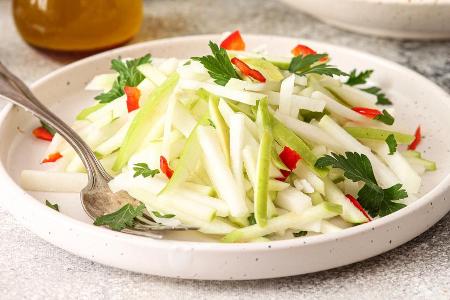 Mit einem frischen Kohlrabi-Apfel-Salat macht man im Mai nichts falsch. Mit einem frischen Kohlrabi-Apfel-Salat macht man im Mai nichts falsch.
