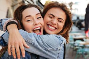 Statt Händeschütteln: So begrüßen Sie Kollegen und Freunde richtig
