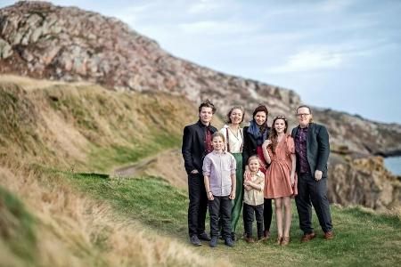 Angelo Kelly (r.) und seine Familie bringen mit Angelo Kelly (r.) und seine Familie bringen mit
