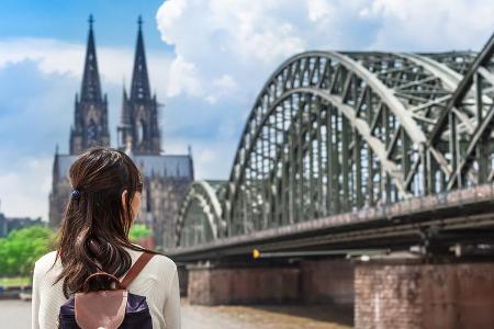 Wer Köln besuchen möchte, muss sich nach den Vorschriften des Bundeslandes Nordrhein-Westfalen richten Wer Köln besuchen möchte, muss sich nach den Vorschriften des Bundeslandes Nordrhein-Westfalen richten