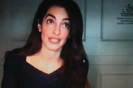 Vor technischen Problemen ist auch Amal Clooney nicht gefeit.