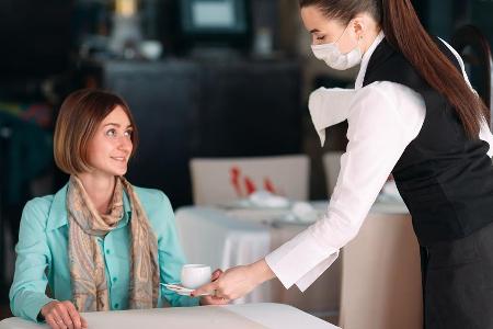 In Restaurants müssen Hygiene- und Abstandsregeln eingehalten werden. In Restaurants müssen Hygiene- und Abstandsregeln eingehalten werden.