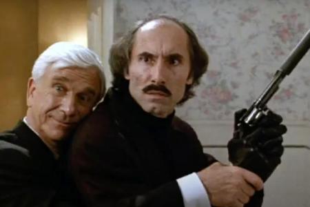 Anthony James (r.) mit Leslie Nielsen in der Kultkomödie Anthony James (r.) mit Leslie Nielsen in der Kultkomödie
