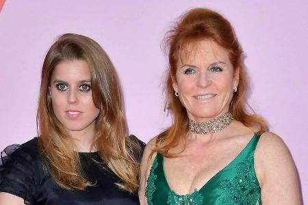 Prinzessin Beatrice und ihre Mutter, Sarah Ferguson, zu Gast bei einem Prinzessin Beatrice und ihre Mutter, Sarah Ferguson, zu Gast bei einem