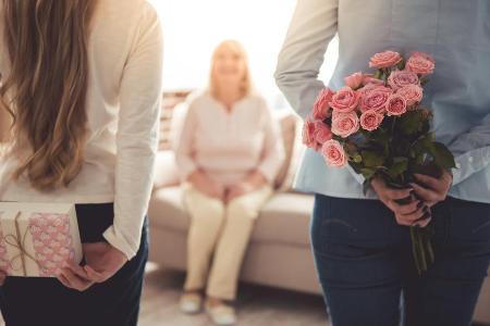 Blumen, Pralinen und Co.: Bei Geschenken zum Muttertag ist die Auswahl schier grenzenlos. Blumen, Pralinen und Co.: Bei Geschenken zum Muttertag ist die Auswahl schier grenzenlos.