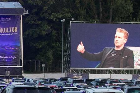 Oliver Pocher während seines Live-Auftritts vor 1.000 Autos in Hannover. Oliver Pocher während seines Live-Auftritts vor 1.000 Autos in Hannover.