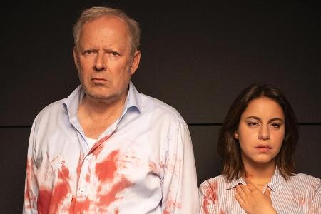 Klaus Borowski (Axel Milberg) und Mila Sahin (Almila Bagriacik) werden Zeugen einer blutigen Tat. Klaus Borowski (Axel Milberg) und Mila Sahin (Almila Bagriacik) werden Zeugen einer blutigen Tat.