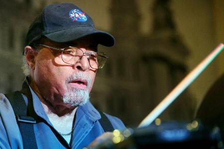 Jimmy Cobb brachte sich in seiner Jugend das Schlagzeugspielen zunächst selbst bei Jimmy Cobb brachte sich in seiner Jugend das Schlagzeugspielen zunächst selbst bei