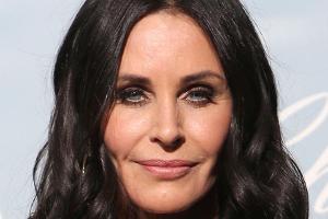 Courteney Cox lässt sich von Tochter Coco schminken